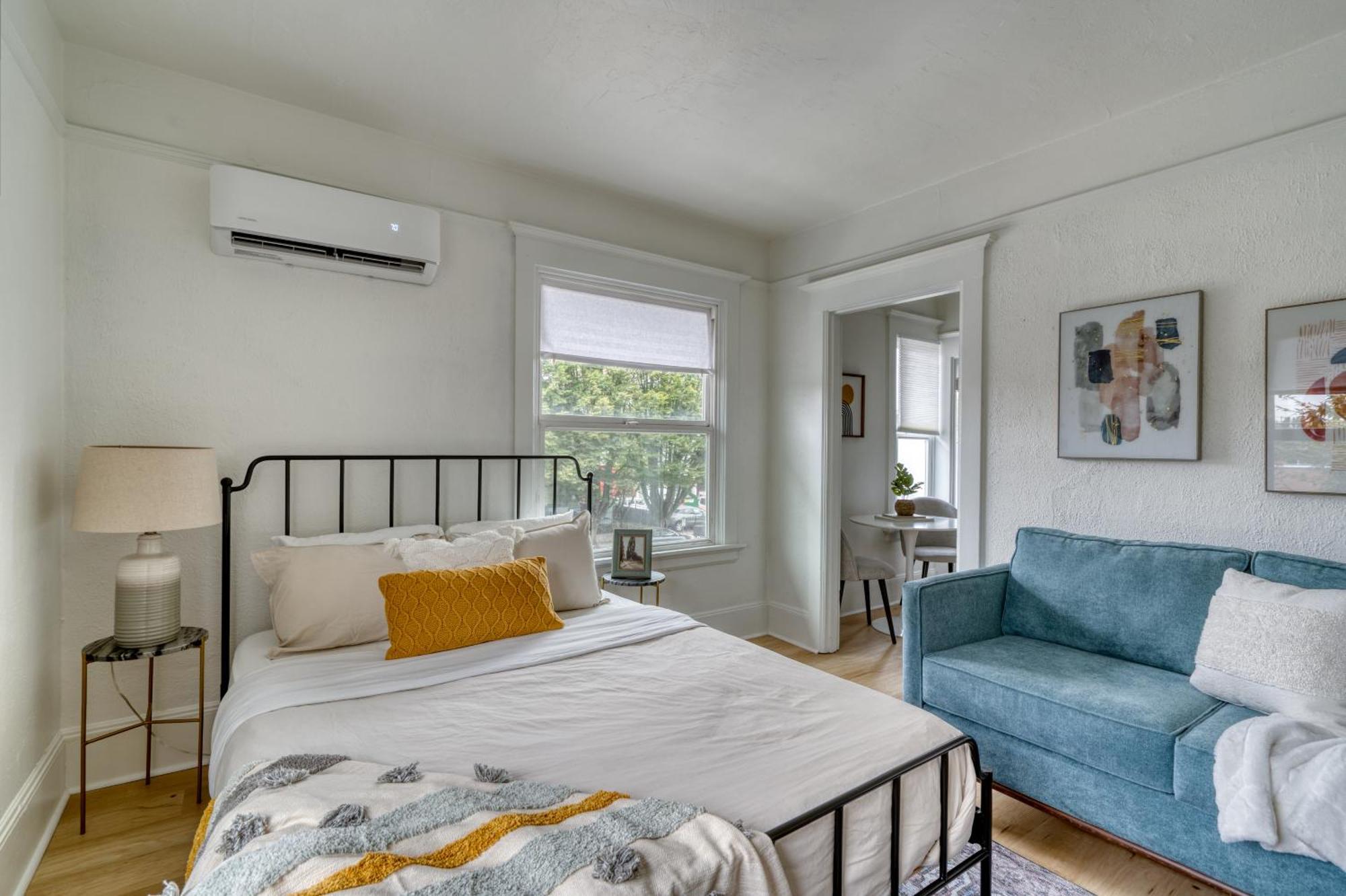 Collection - The Bohemian On Broadway - 94 Walkscore Holiday home *