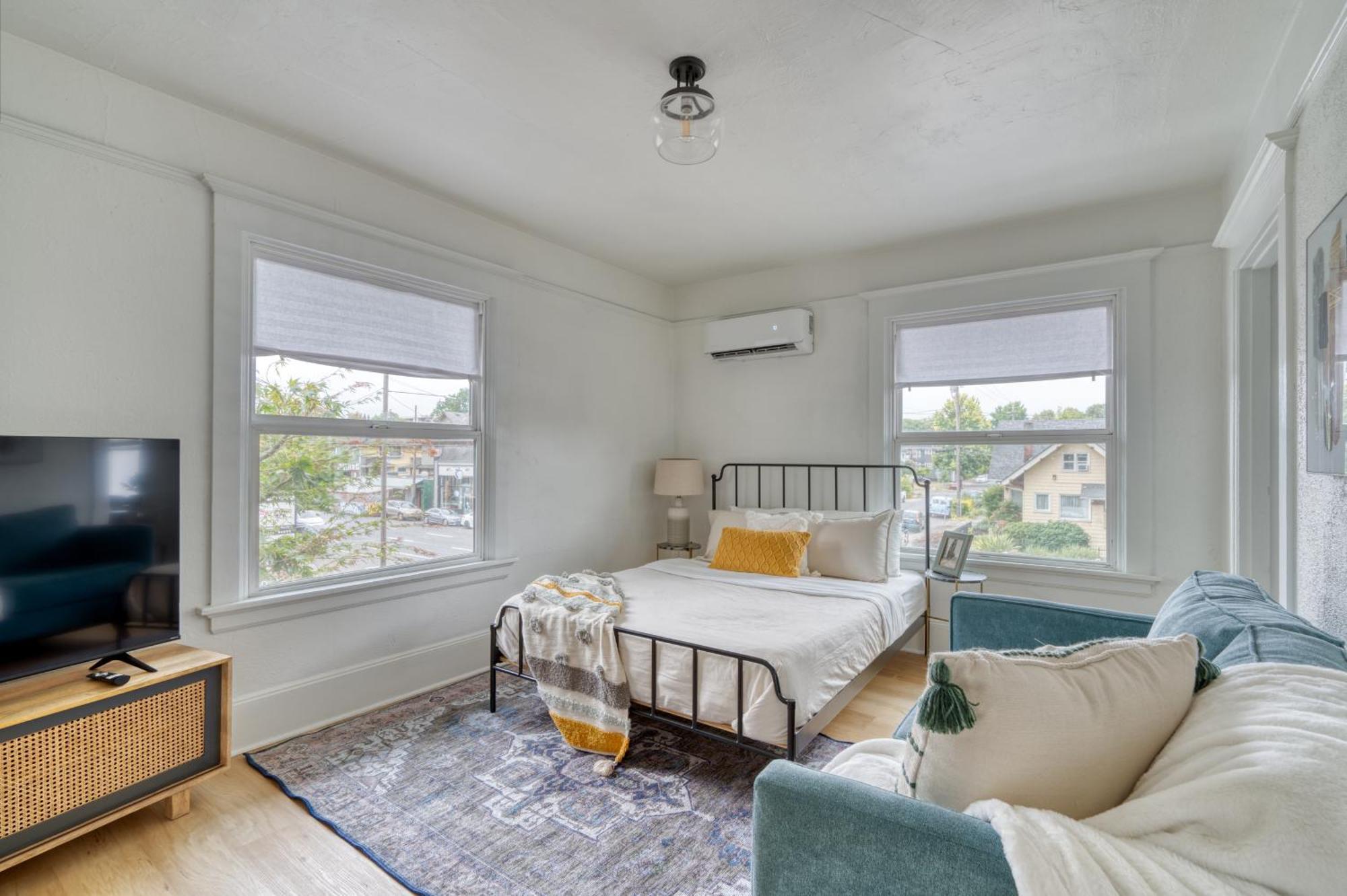 Collection - The Bohemian On Broadway - 94 Walkscore Holiday home *